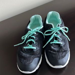 Black with turquoise trim athletic golf shoes